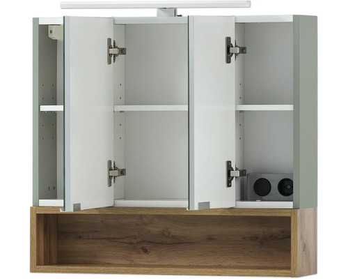 Offener Badezimmerschrank mit Holzboden und drei Türen