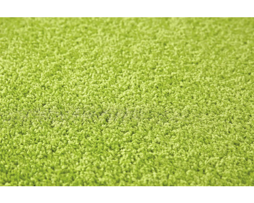 Nahaufnahme eines grünen Teppichs mit hohem Flor