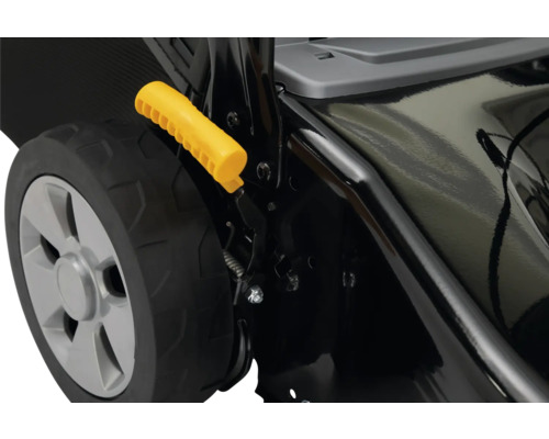 Detailansicht eines Rasenmähers mit gelbem Griff und Rad