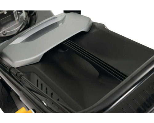 Detailaufnahme eines Rasenmähers mit Grasfangkorb