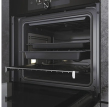 Innenraum eines Backofens mit Backblechen und Grillrost