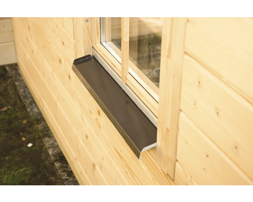 Außenansicht eines Holzhauses mit Fensterbank