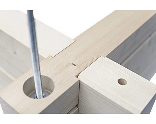 Detailaufnahme einer Holzkonstruktion mit einer Gewindestange