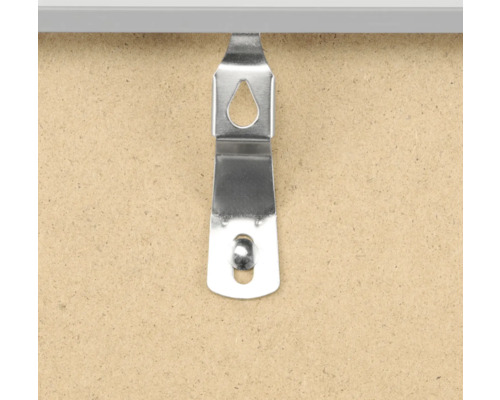 Aufhänger aus Metall an einer Rahmenrückseite für die Wandmontage