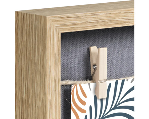 Detailansicht eines Holzfotorahmens mit Wäscheklammer zum Aufhängen von Fotos