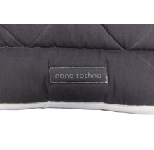 Detailansicht eines gesteppten Kissens mit dem Schriftzug Nano Techno