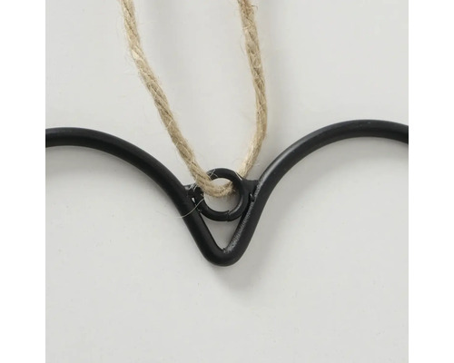 Detail einer Dekoration aus Metall mit Juteseil