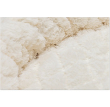 Nahaufnahme einer flauschigen Tagesdecke