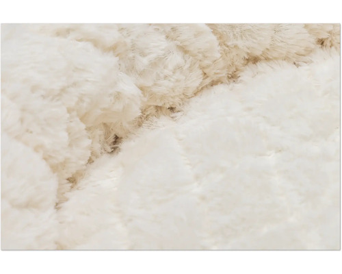 Nahaufnahme einer flauschigen Tagesdecke