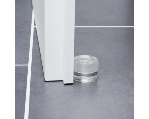 Möbelfuß mit transparentem Abstandshalter auf Fliesenboden