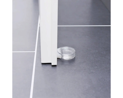 Türstopper aus Kunststoff am Boden vor einer Tür