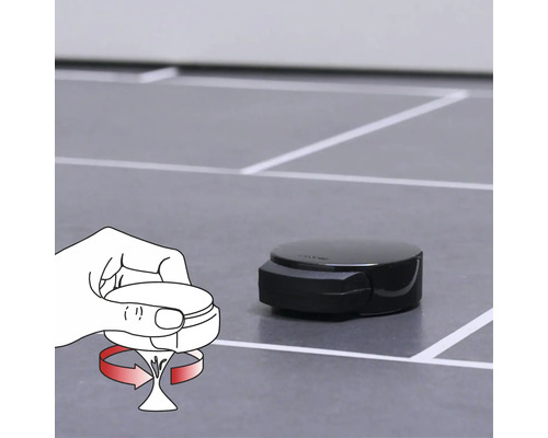 Schwarzer Bodenmarkierungsroboter mit Handskizze, die eine Drehbewegung demonstriert