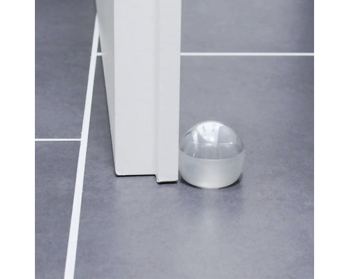 Türstopper aus Glas in Kugelform am Boden