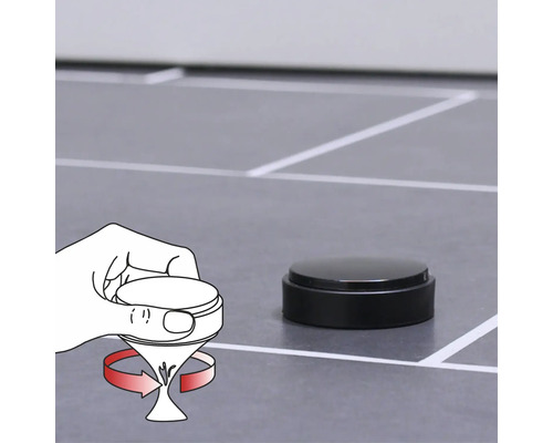 Illustration einer Hand, die einen Möbelgleiter dreht, um ihn zu aktivieren. Der Gleiter ist rund und schwarz.