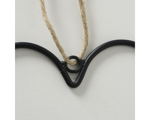 Herzförmige Dekoration mit Aufhängung aus Naturfaser