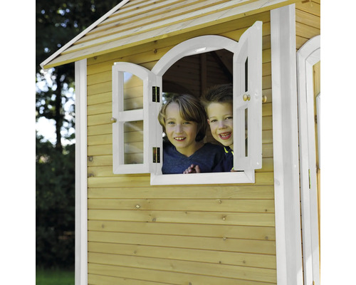Spielhaus aus Holz mit zwei Kindern am Fenster