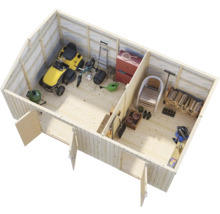 Innenansicht eines Gartenhauses mit Gartengeräten und Holz