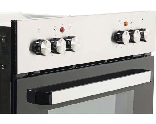 Detailansicht eines Küchenherds mit Bedienfeld und Ofentürgriff