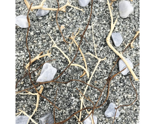 Dekorative Anordnung aus Steinen und Ästen