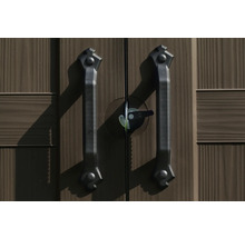 Detailaufnahme von Gartentürgriffen aus Metall