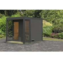 Gartensauna mit Holzwänden, Glastür und Lattenzaun