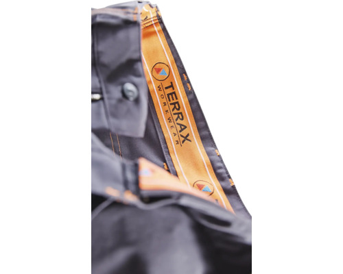 Detailansicht einer Arbeitshose mit Terrax Workwear Logo