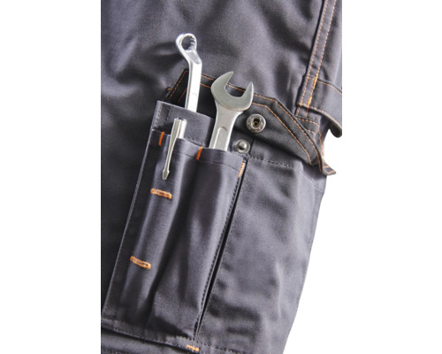 Detail einer Arbeitshose mit Werkzeugen in der Tasche