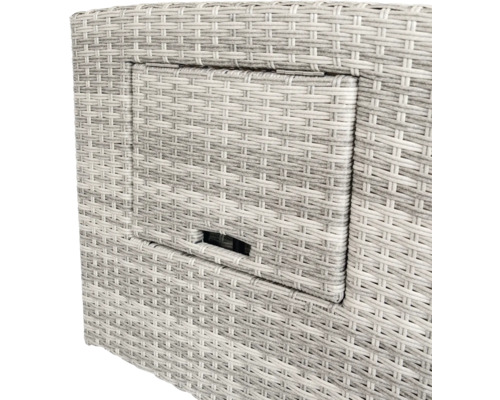 Detailansicht eines Gartenmöbelstücks mit einer Tür in Flechtoptik