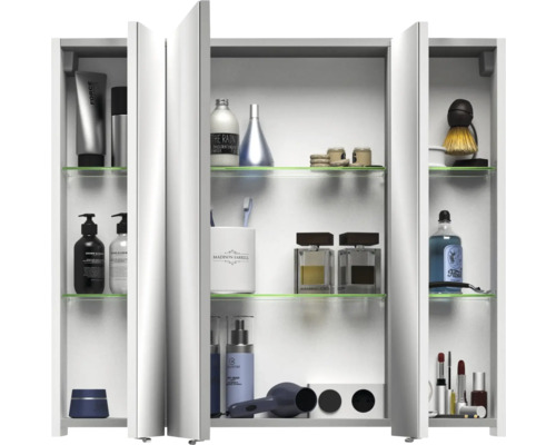 Offener Spiegelschrank mit verschiedenen Badartikeln