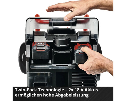 Akkuträger mit zwei 18-Volt-Akkus und Bedienerhänden