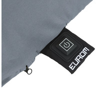 Detailansicht einer beheizbaren Jacke mit Eurom Logo und Power Knopf