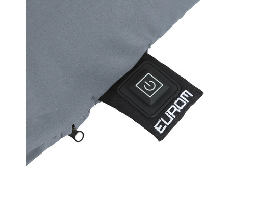 Detailansicht einer beheizbaren Jacke mit Eurom Logo und Power Knopf