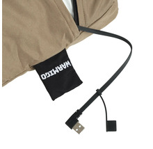 Detailansicht einer beheizbaren Jacke mit USB-Anschluss und Warmigo-Logo