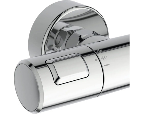 Nahaufnahme einer Armatur mit Thermostat zur Temperatureinstellung