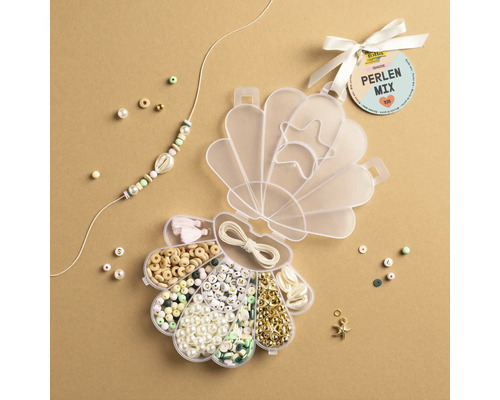 Perlenmischung in einer Muschelbox mit verschiedenen Perlen, Anhängern und einer Kordel für die Schmuckherstellung