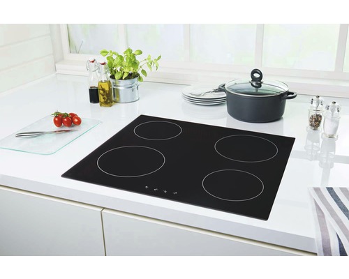 Schwarzes Kochfeld mit vier Kochzonen in einer hellen Küche.