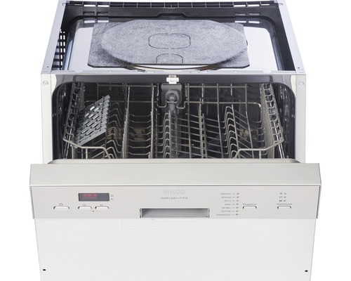 Geschirrspüler mit geöffneter Tür, Geschirrkörben und Bedienfeld