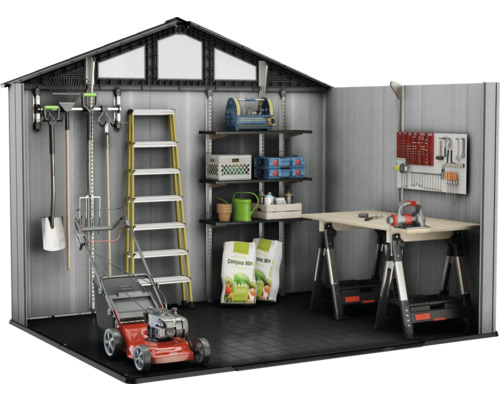 Innenansicht eines Gerätehauses mit Gartengeräten, Werkzeugen, Regalen und Werkbank