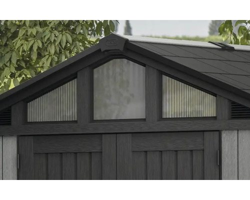 Detailansicht eines Gartenhauses mit Fenster und Dach