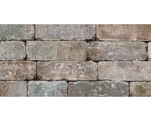 Mauer aus rechteckigen Pflastersteinen