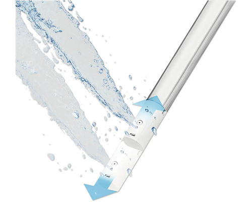 Wasser fließt in ein gerades, transparentes Rohr.