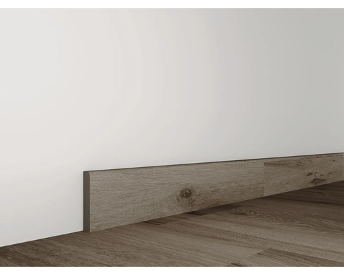 Sockelleiste aus Holz an einer Wand