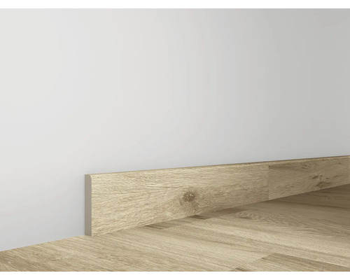 Sockelleiste aus Holz an einer Wand