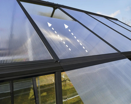 Detailansicht der Belüftung eines Gewächshauses mit Pfeilen zur Kennzeichnung der Luftzirkulation.