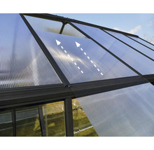 Detailansicht eines Gewächshauses mit Polycarbonatplatten und geöffnetem Fenster zur Belüftung