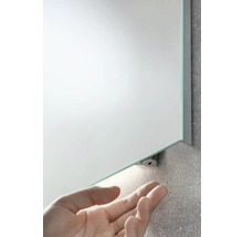Rechteckiger Badezimmerspiegel mit Licht und Hand im Bild.