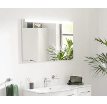 Modernes Badezimmer mit Spiegelschrank, Waschtisch und Armaturen