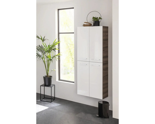 Modernes Badezimmer mit hochglänzendem Hängeschrank, Zimmerpflanze und Abfalleimer