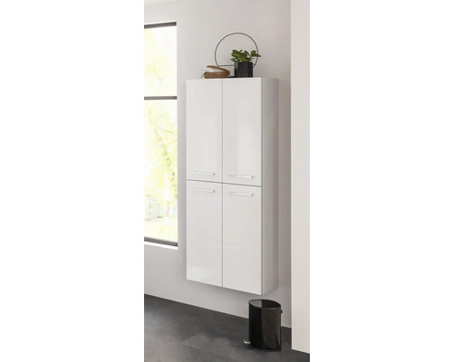 Weißer Hängeschrank mit vier Türen im Badezimmer mit Dekorationen und einem Abfalleimer