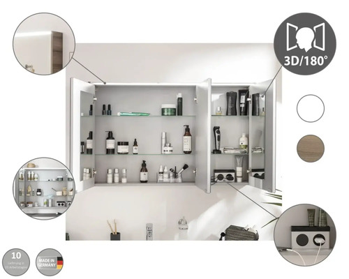 Geöffneter Spiegelschrank mit Glasböden und verschiedenen Kosmetikprodukten